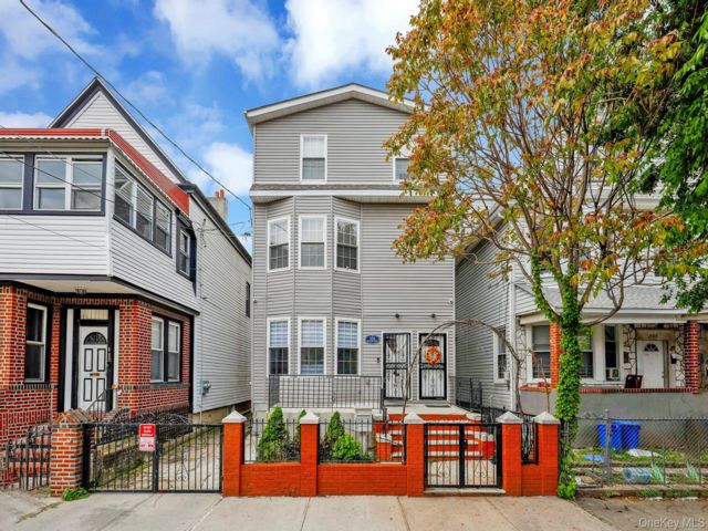  6 BR,  4.00 BTH &nbsp;House style home in East New York