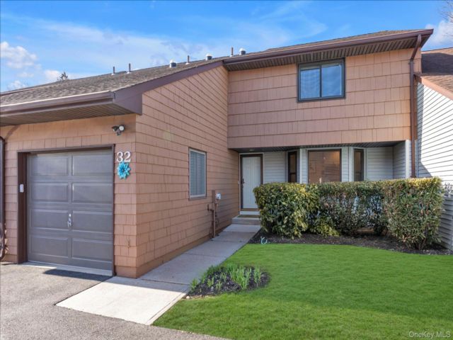  2 BR,  3.00 BTH &nbsp;Condo style home in Commack