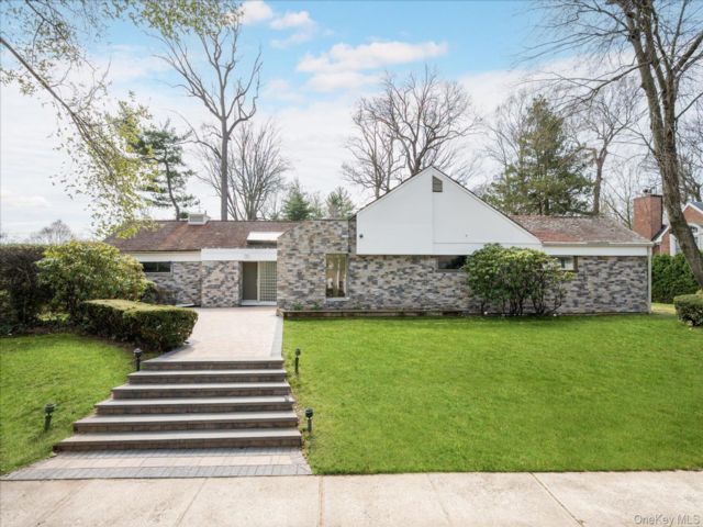  4 BR,  4.00 BTH &nbsp;Ranch style home in Great Neck