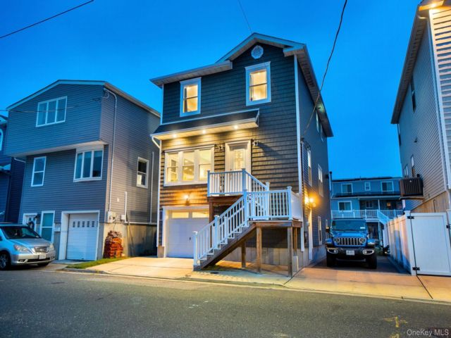  4 BR,  3.00 BTH &nbsp;Colonial style home in Bellmore