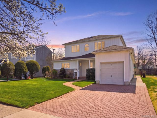  5 BR,  3.00 BTH &nbsp;Colonial style home in New Hyde Park