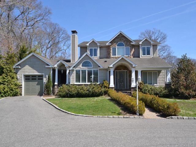  6 BR,  4.00 BTH &nbsp;Colonial style home in Ronkonkoma
