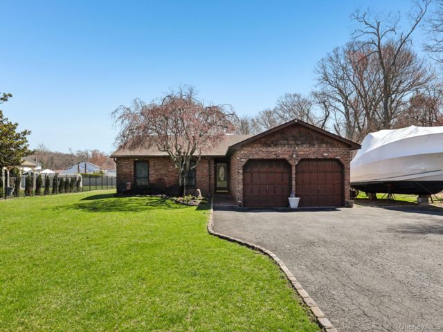  3 BR,  2.00 BTH &nbsp;Ranch style home in East Islip