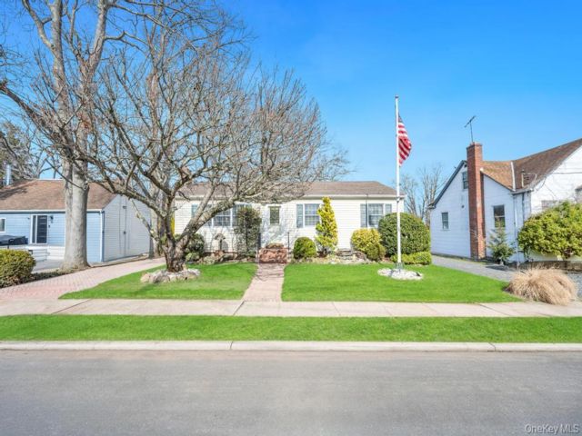  3 BR,  1.00 BTH &nbsp;Ranch style home in Lindenhurst