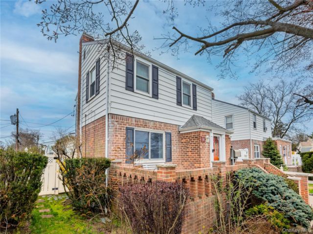  3 BR,  2.00 BTH &nbsp;Colonial style home in Elmont