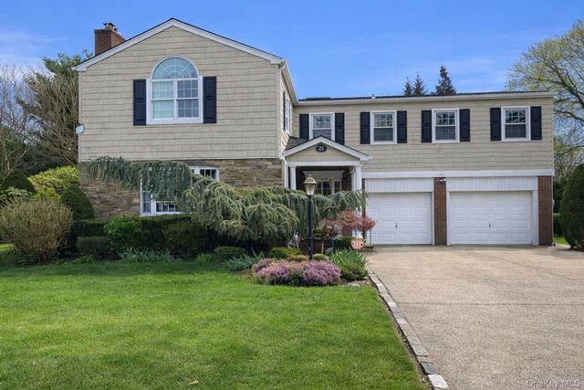  4 BR,  3.00 BTH &nbsp;Colonial style home in Garden City