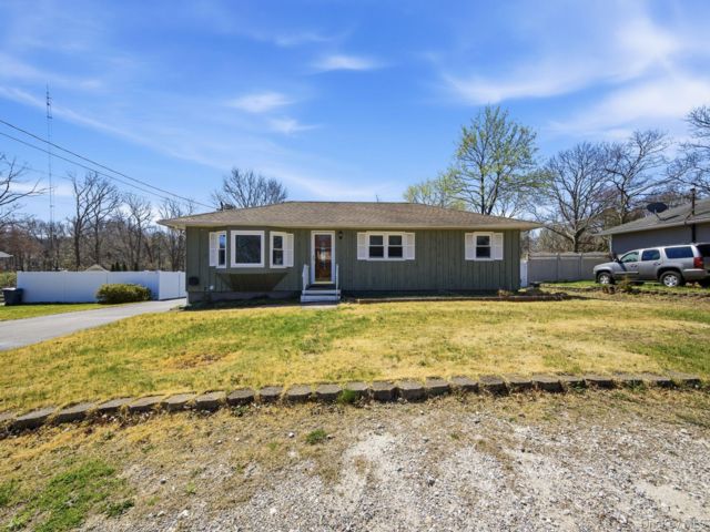  3 BR,  3.00 BTH &nbsp;Ranch style home in Medford