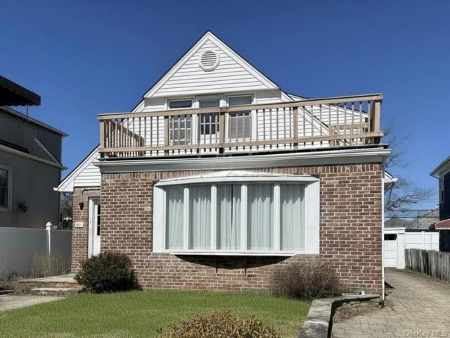  3 BR,  2.00 BTH &nbsp;Cape cod style home in Long Beach