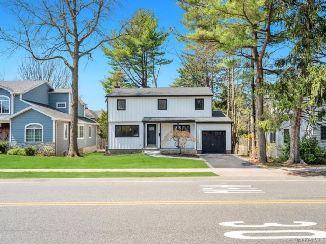  4 BR,  3.00 BTH &nbsp;Colonial style home in East Williston