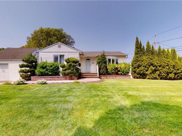  3 BR,  2.00 BTH &nbsp;Ranch style home in Farmingdale