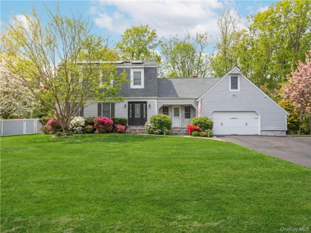  4 BR,  4.00 BTH &nbsp;Colonial style home in Riverhead
