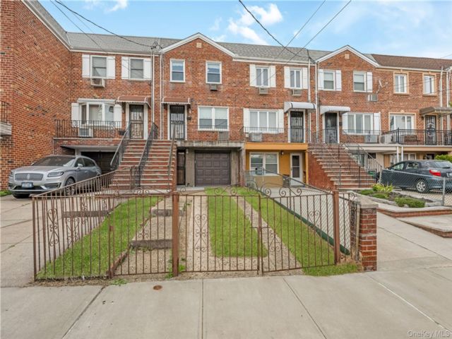  3 BR,  2.00 BTH &nbsp;Colonial style home in Middle Village