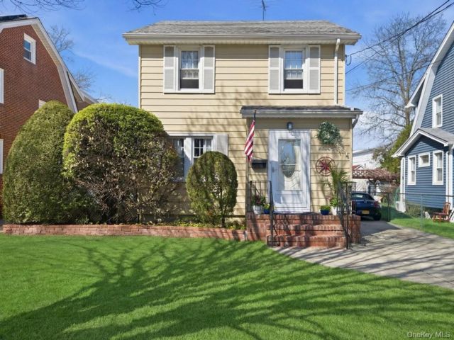  3 BR,  3.00 BTH &nbsp;Colonial style home in New Hyde Park