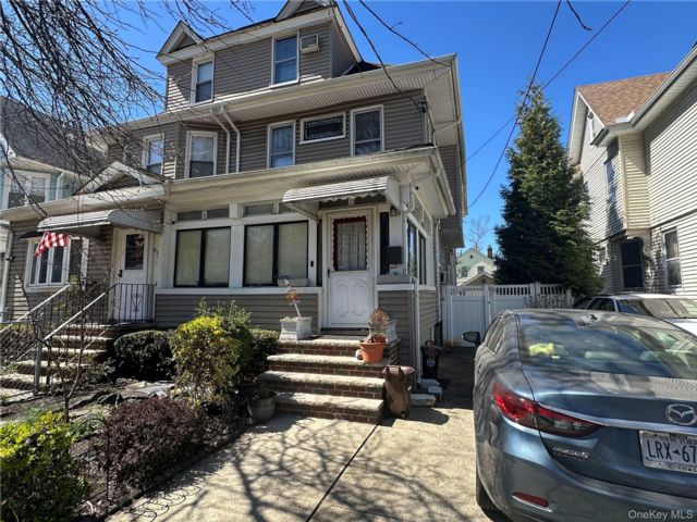  3 BR,  2.00 BTH &nbsp;Colonial style home in Woodhaven