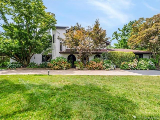  4 BR,  4.00 BTH &nbsp;Mediterranean style home in Babylon