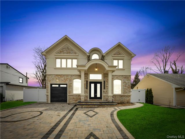  5 BR,  4.00 BTH &nbsp;Colonial style home in Hicksville