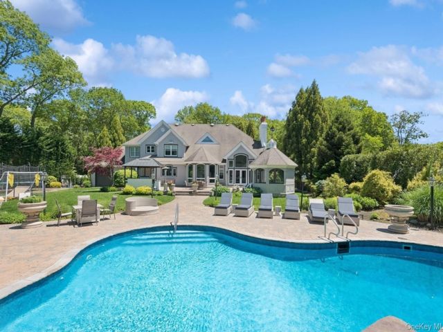  6 BR,  7.00 BTH &nbsp;Colonial style home in Smithtown
