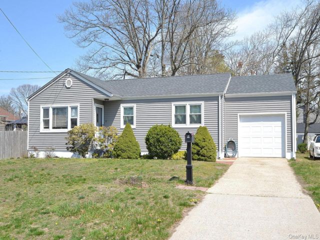  3 BR,  1.00 BTH &nbsp;Ranch style home in Islip