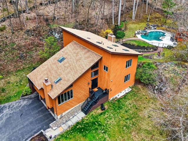  4 BR,  3.00 BTH &nbsp;Contemporary style home in Cortlandt Manor