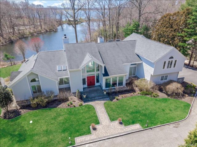  6 BR,  9.00 BTH &nbsp;Colonial style home in Lloyd Harbor