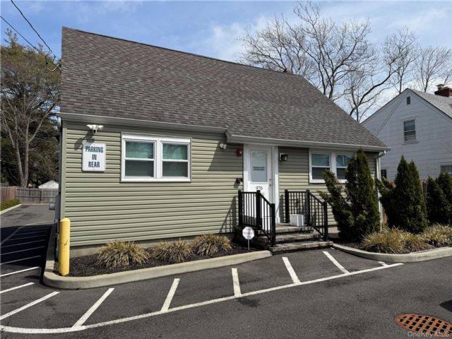 [Riverhead Real Estate, listing number 7274793]