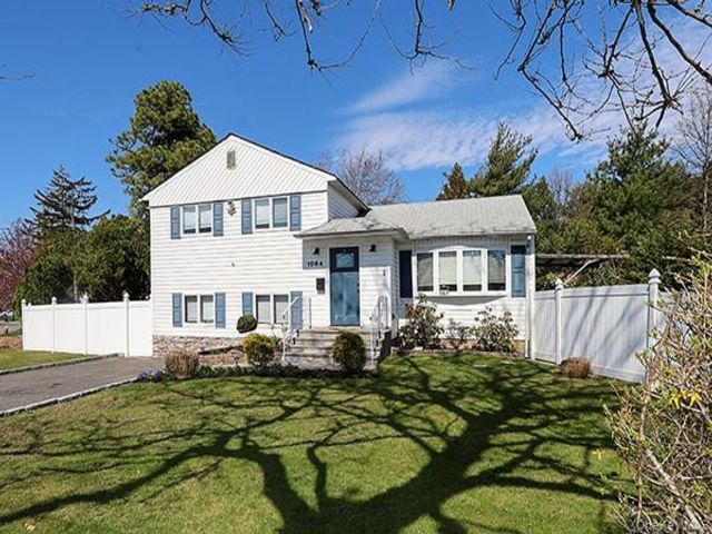  3 BR,  2.00 BTH &nbsp;Split level style home in Seaford