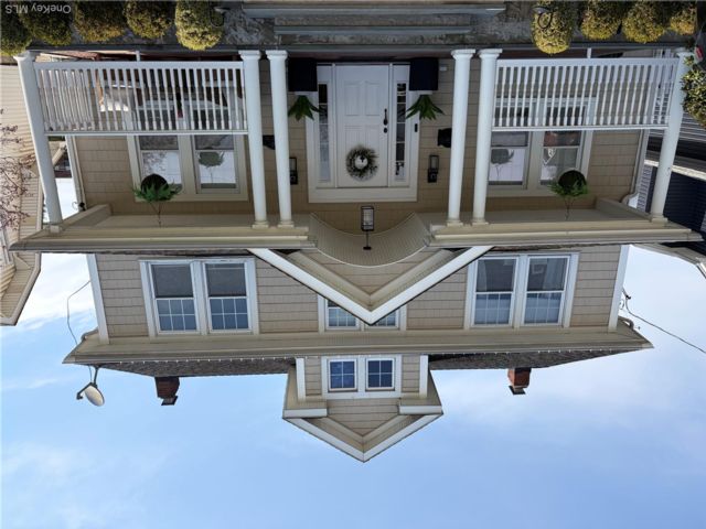  4 BR,  3.00 BTH &nbsp;Colonial style home in Mineola