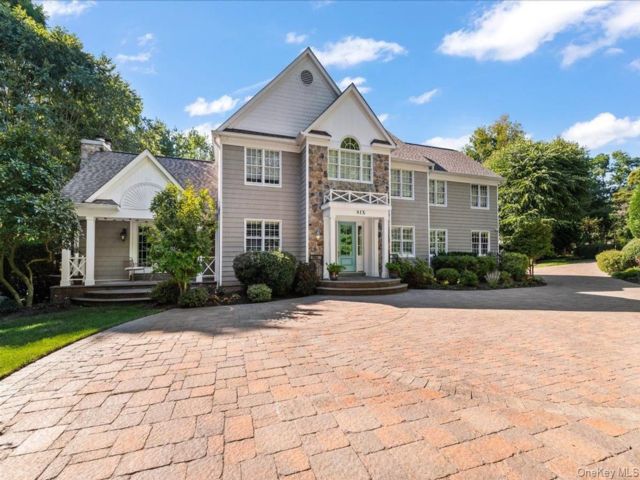  4 BR,  4.00 BTH &nbsp;Colonial style home in Mount Sinai