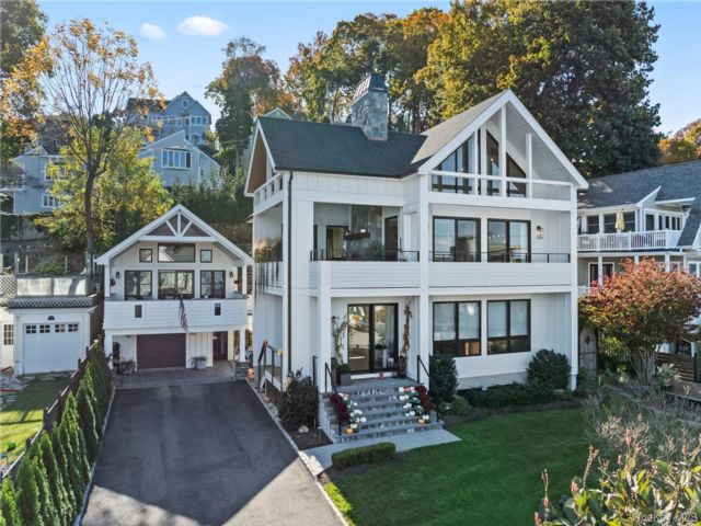  3 BR,  5.00 BTH &nbsp;Contemporary style home in Centerport