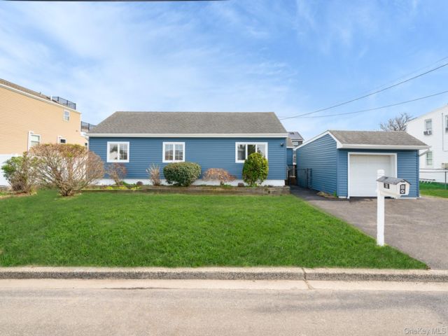  4 BR,  2.00 BTH &nbsp;Ranch style home in Lindenhurst