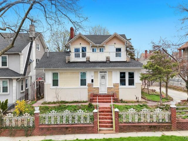  8 BR,  4.00 BTH &nbsp;Colonial style home in Saint Albans