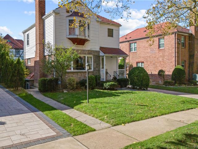  3 BR,  3.00 BTH &nbsp;Colonial style home in Hollis Hills