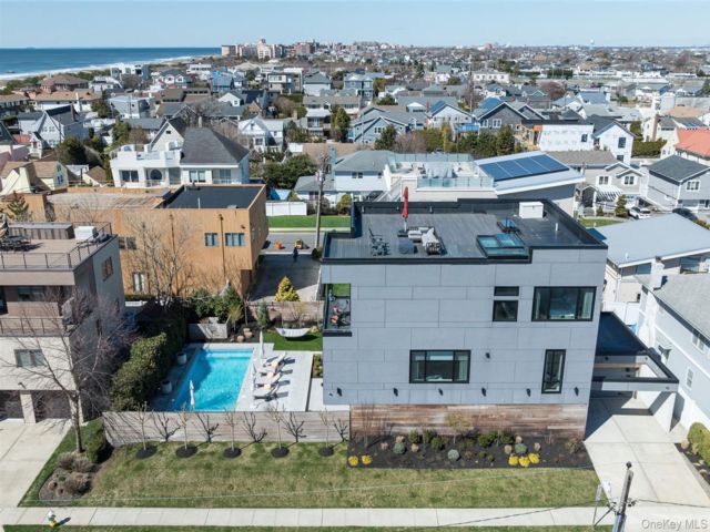  4 BR,  5.00 BTH &nbsp;Contemporary style home in Lido Beach