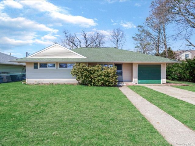  3 BR,  1.00 BTH &nbsp;Ranch style home in Hicksville