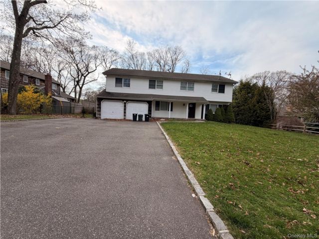  6 BR,  4.00 BTH &nbsp;Colonial style home in East Setauket