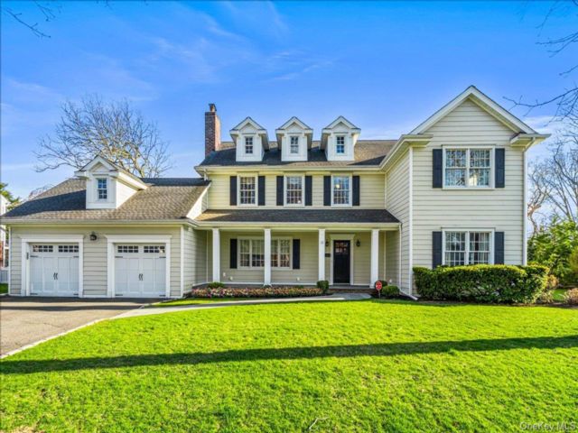  5 BR,  4.00 BTH &nbsp;Colonial style home in Rockville Centre