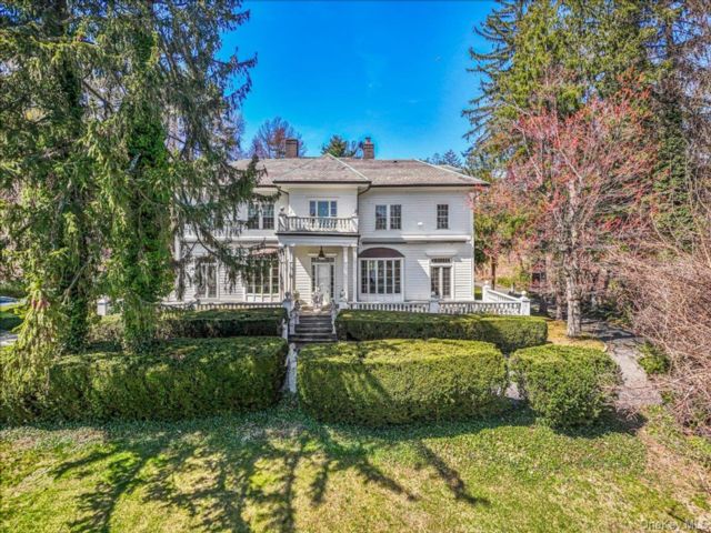  5 BR,  7.00 BTH &nbsp;Colonial style home in Great Neck