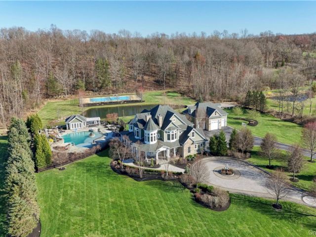  4 BR,  5.00 BTH &nbsp;Colonial style home in Middletown