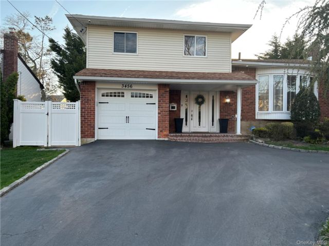  4 BR,  2.00 BTH &nbsp;Split level style home in Baldwin