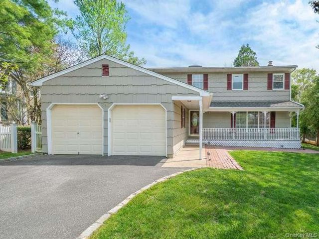  4 BR,  3.00 BTH &nbsp;Colonial style home in Glenwood Landing