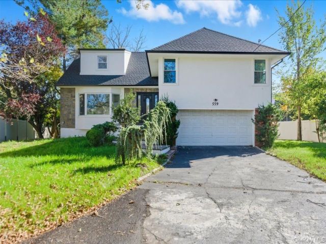  5 BR,  5.00 BTH &nbsp;Split level style home in Woodmere