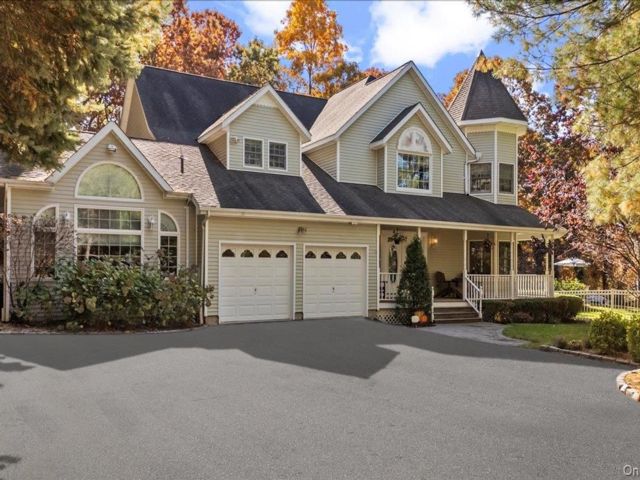  4 BR,  4.00 BTH &nbsp;Colonial style home in Plainview