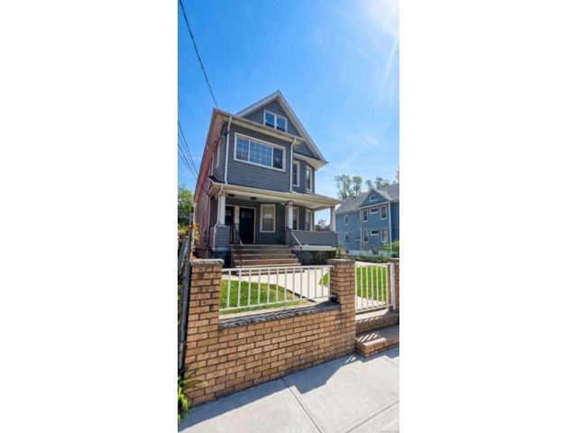  4 BR,  1.00 BTH &nbsp;Colonial style home in West Brighton