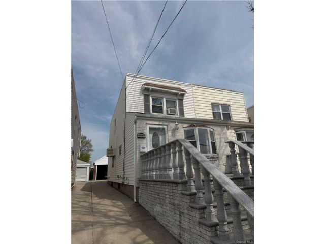  3 BR,  2.00 BTH &nbsp;Colonial style home in Bayside