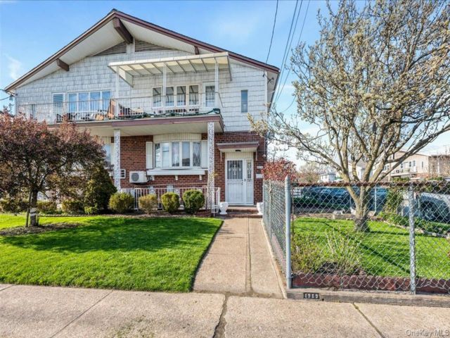  3 BR,  2.00 BTH &nbsp;Other style home in Howard Beach
