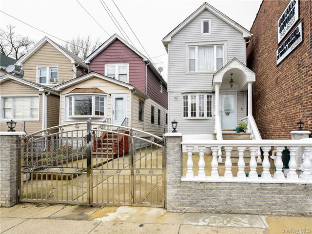  3 BR,  3.00 BTH &nbsp;Colonial style home in South Ozone Park