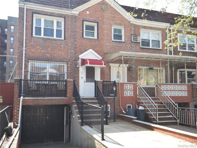  3 BR,  3.00 BTH &nbsp;Colonial style home in Forest Hills