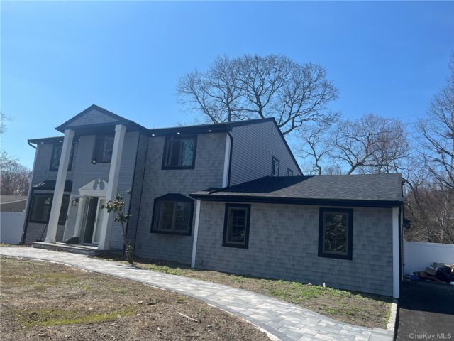  4 BR,  4.00 BTH &nbsp;Colonial style home in Dix Hills