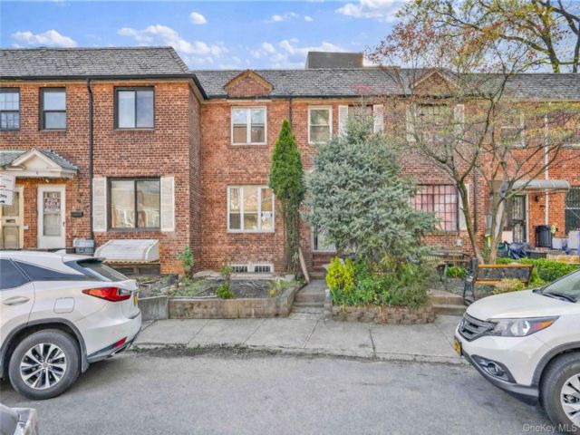  3 BR,  2.00 BTH &nbsp;House style home in Flushing