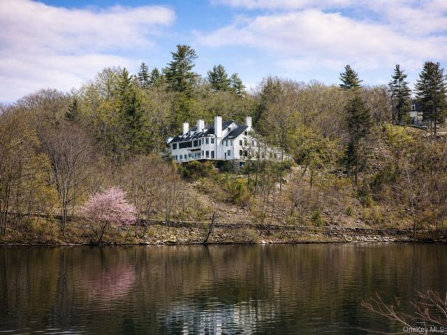  5 BR,  7.00 BTH &nbsp;Estate style home in Tuxedo Park